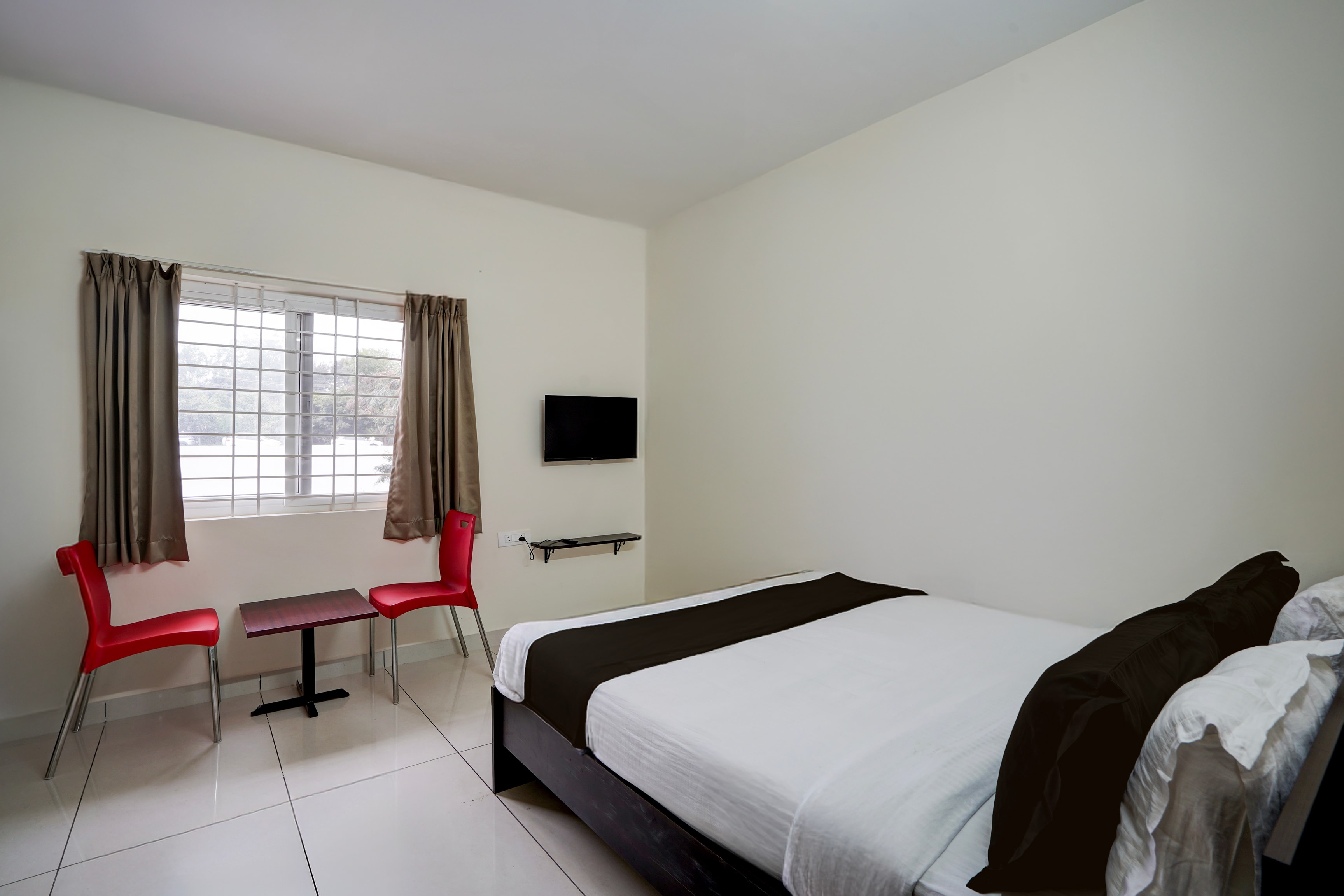 Hotel O by OYO Dwarka Comfort - Tap to explore photos