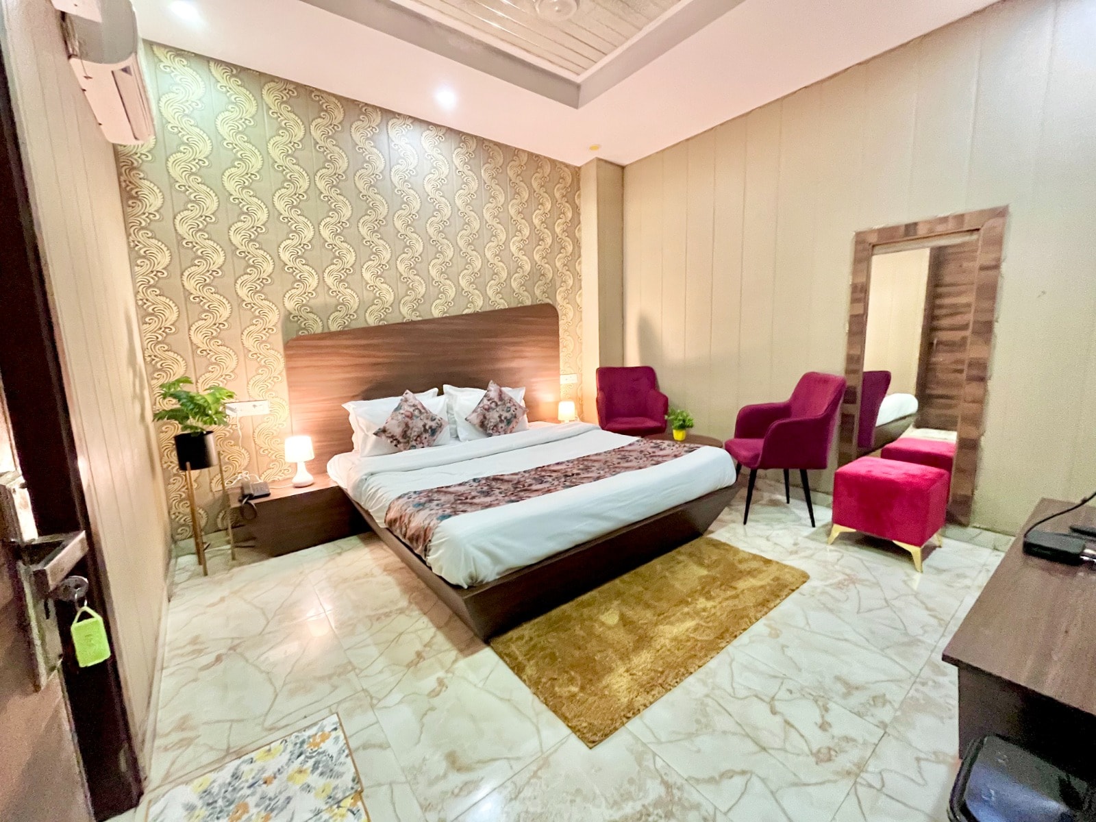 HOTEL PEARL GRAND ZIRAKPUR - Tap to explore photos