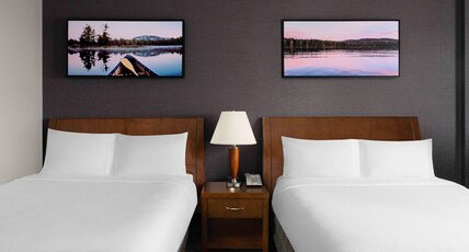 Hilton Garden Inn Calgary Airport Room Type - 2 QUEENS W DRINKS-SNACKS