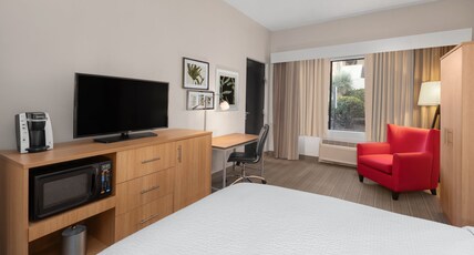 Holiday Inn El Paso West Sunland Park Room Type - 1 King Bed Standard Comm Access Tub