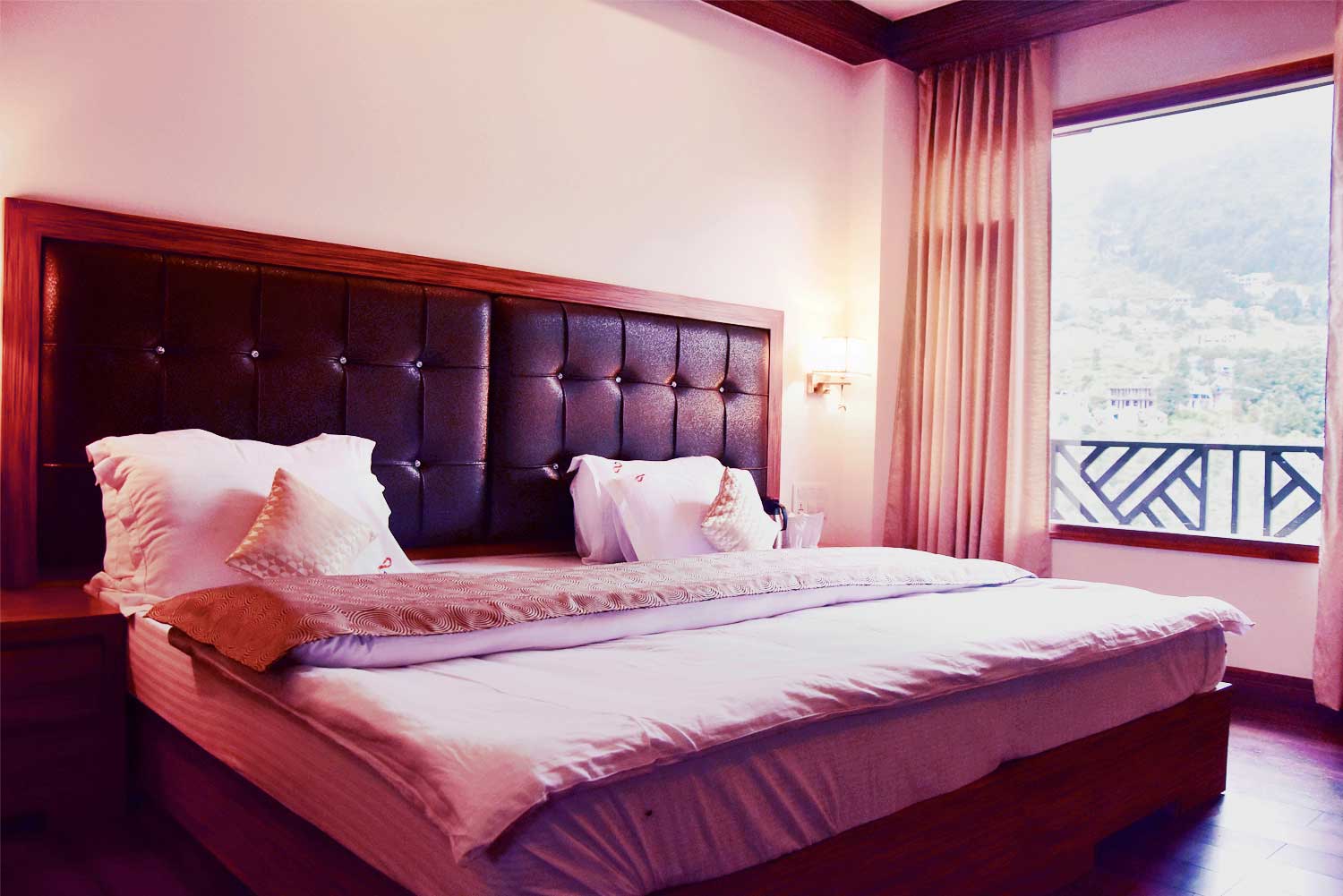 Cloud Chat - A Boutique Property - Tap to explore photos