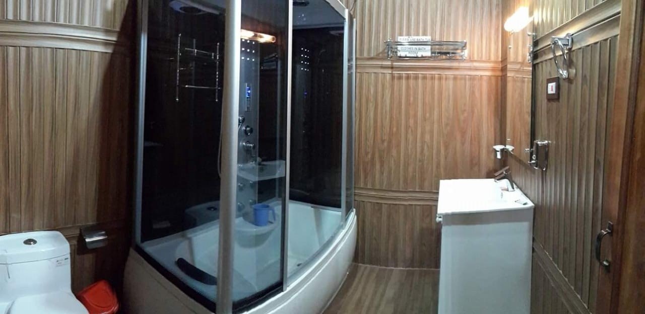Marco Polo Houseboats - Tap to explore photos