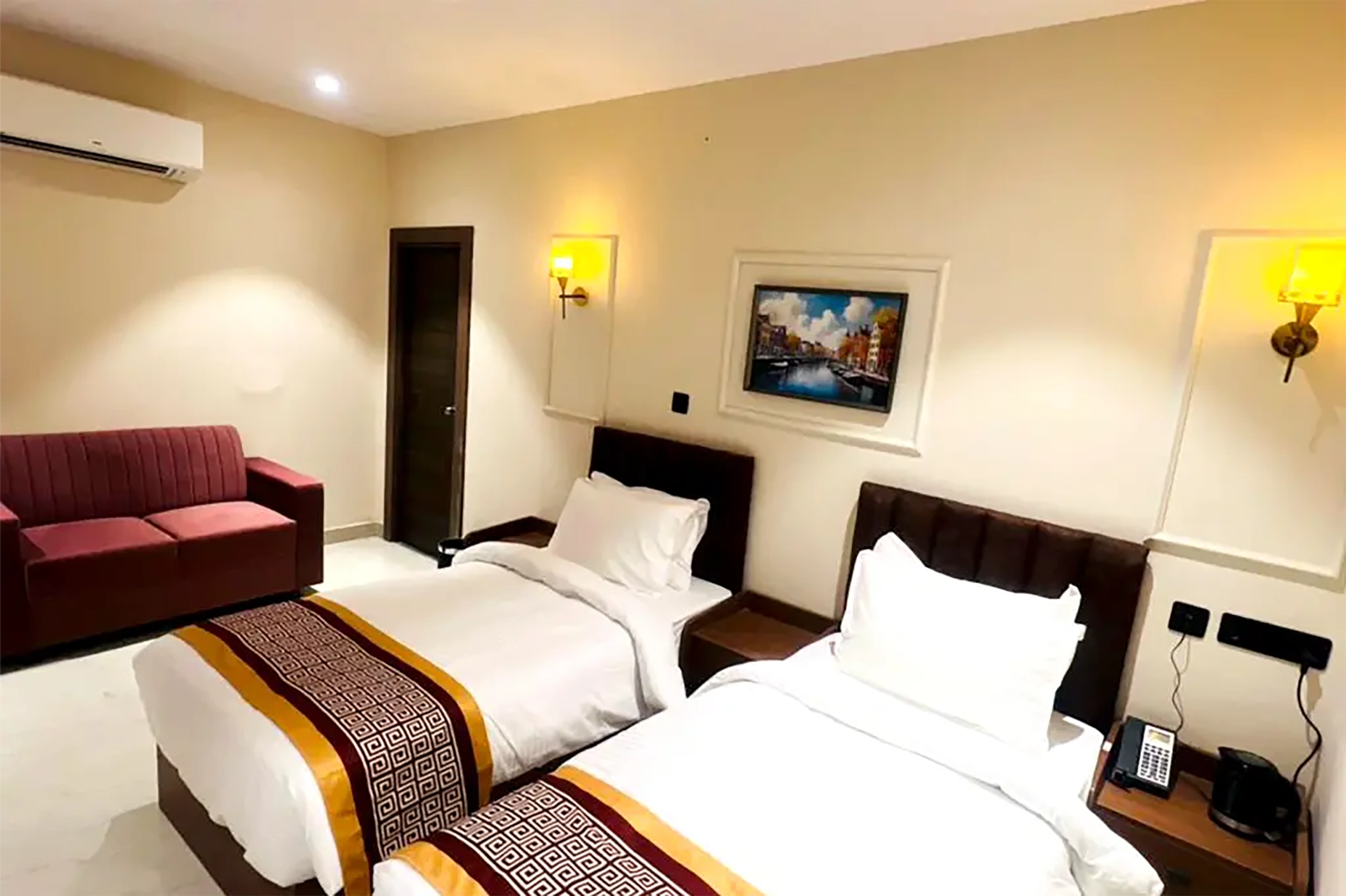 Hotel Supreme Inn Room Type - Deluxe Room