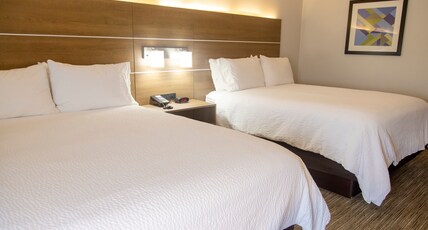 Holiday Inn Express Marshfield Room Type - 2 Queen Beds Standard