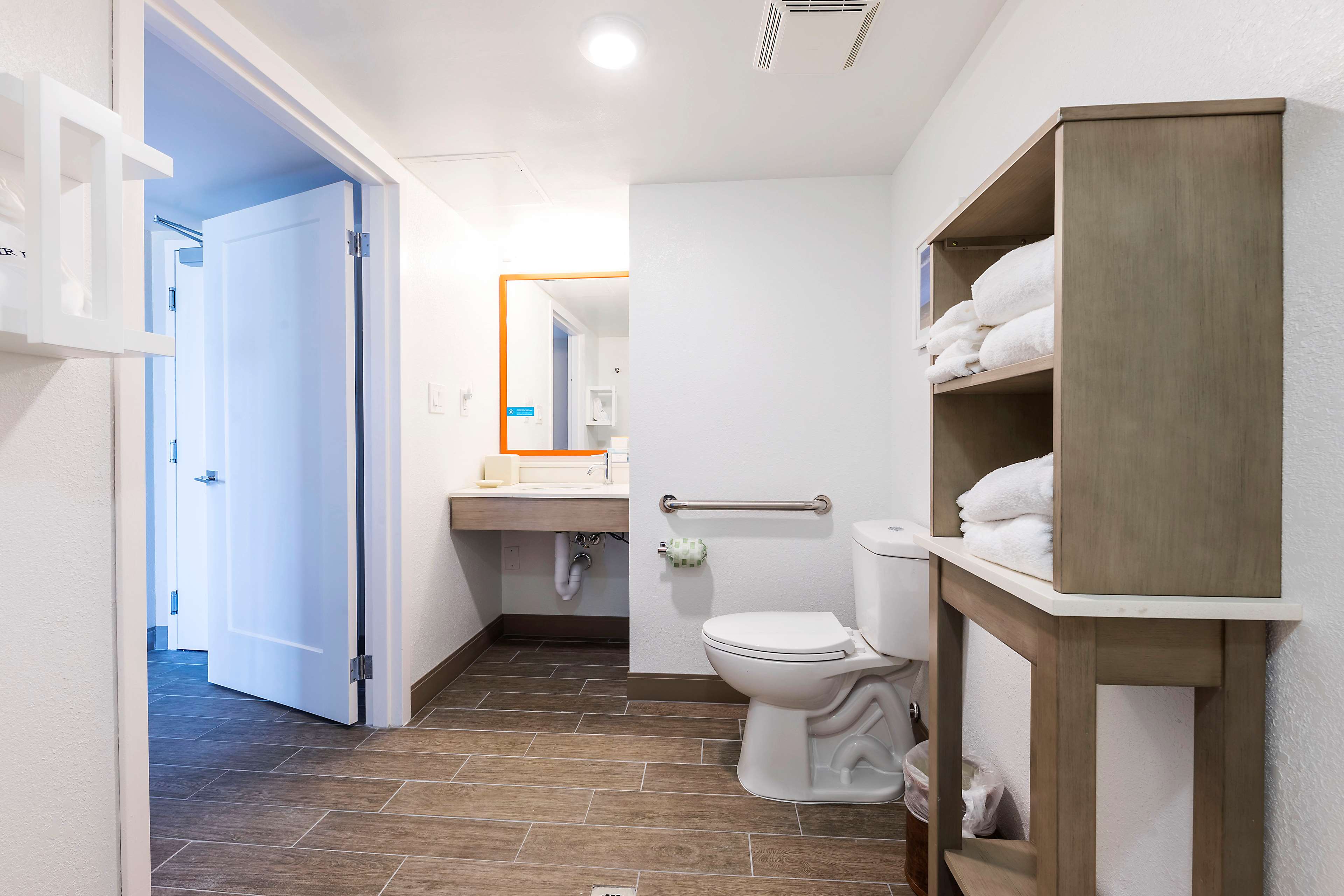 Hampton Inn by Hilton Virginia Beach-Oceanfront North - Tap to explore photos