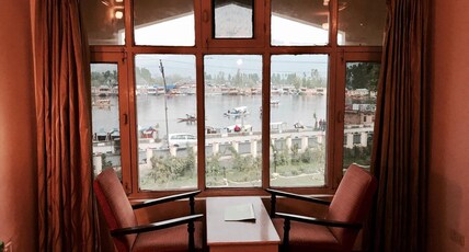 Hotel Nehrus Room Type - Deluxe Room - Lake View (Heating Electric Blanket)