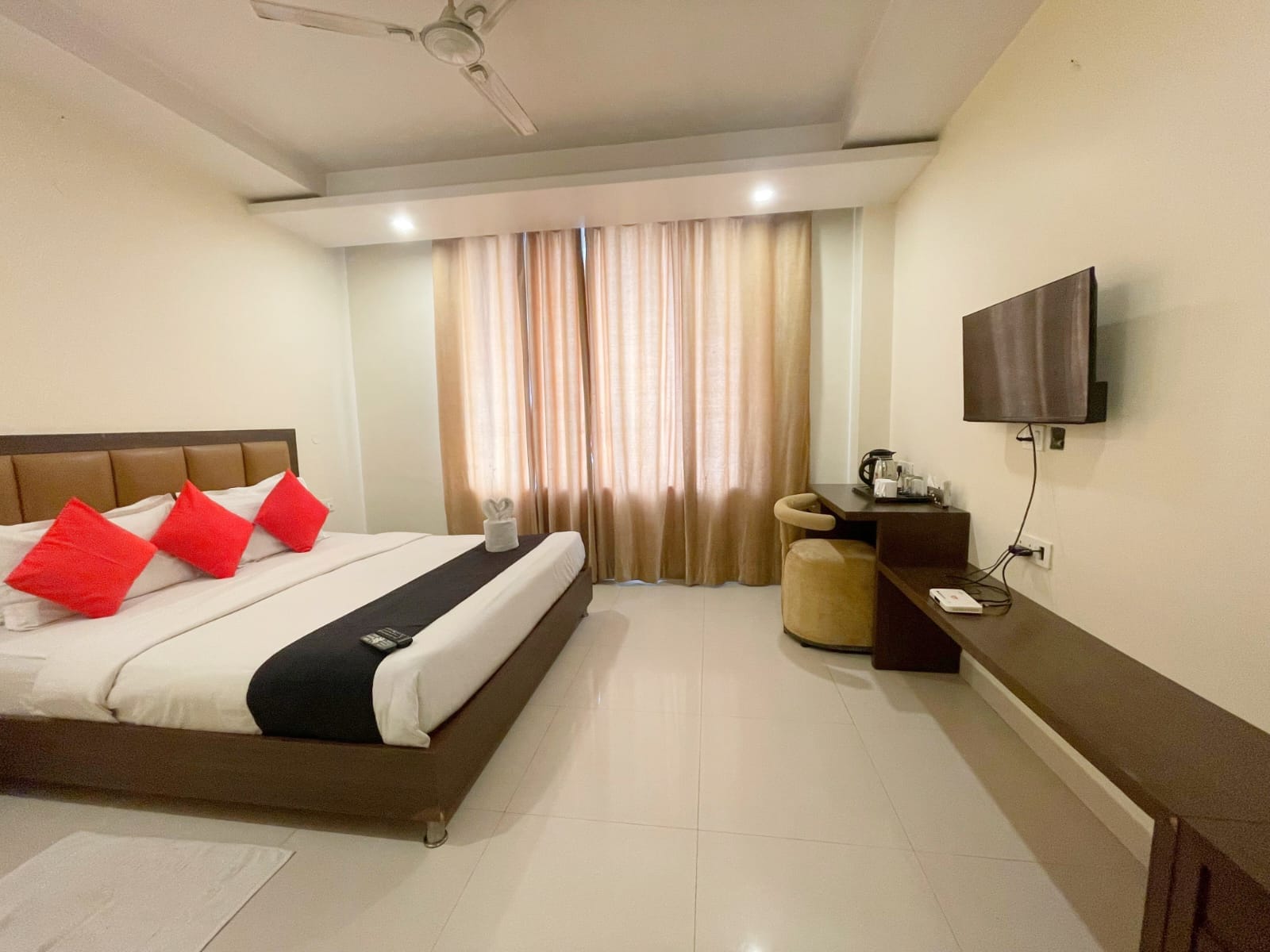 Hotel Royal Akshayam - Tap to explore photos
