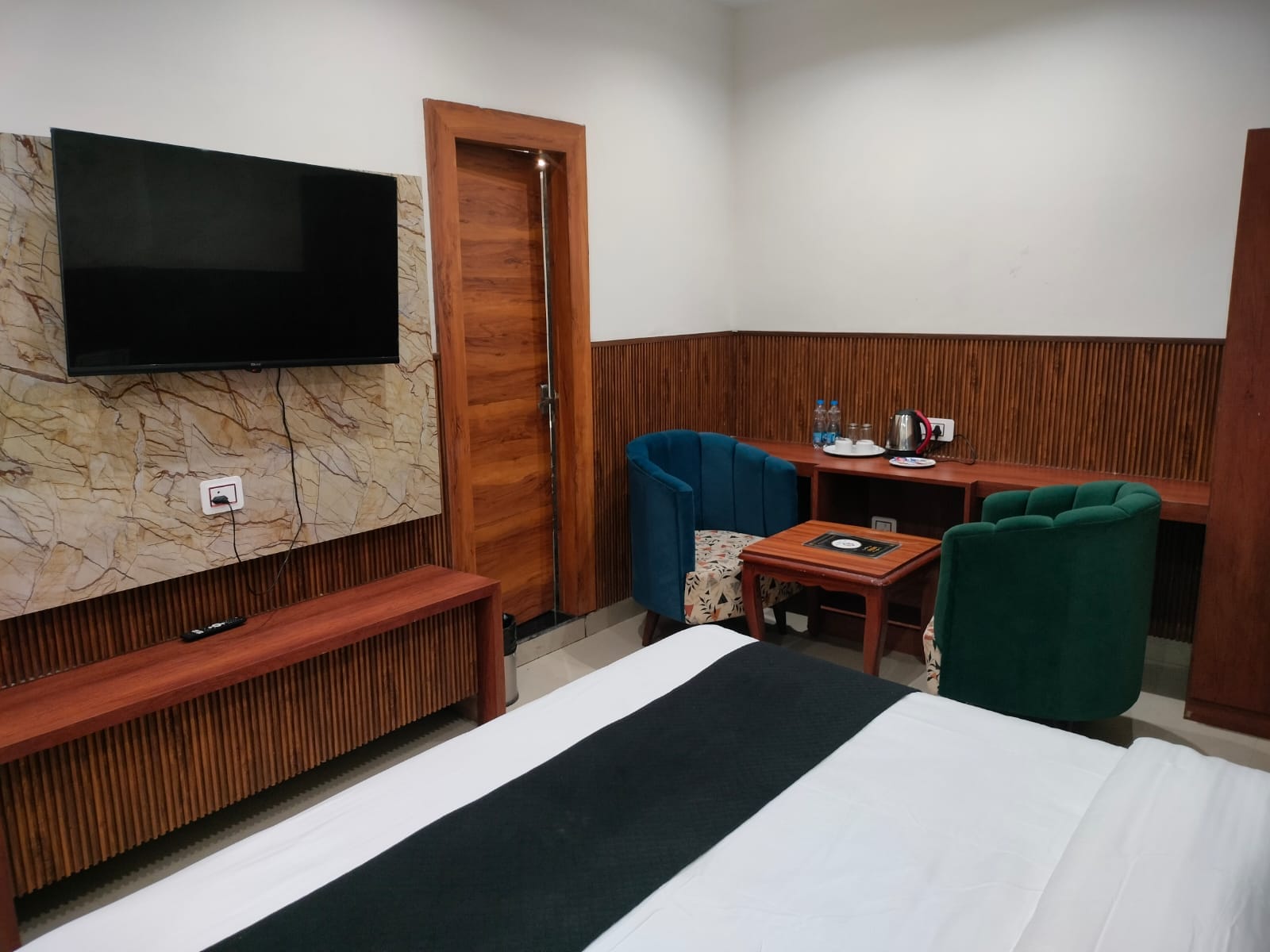 Hotel Sky Heaven Dalhousie - Tap to explore photos