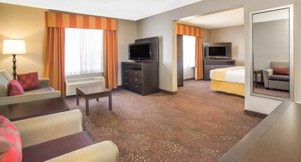 Holiday Inn Express & Suites - Muncie Room Type - 1 King Bed Suite Additional Living Area