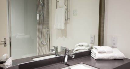 Holiday Inn IPSWICH Room Type - 1 Double Standard Walk In Shower