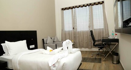 QUEENS INN Room Type - Deluxe Triple Room