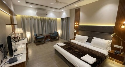 Hotel Golden Bees Spa & Gym Room Type - Super Deluxe Rooms