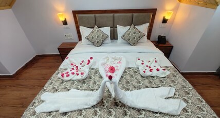 AASRA PARADISE HOTEL Room Type - FAMILY SUITE ROOM WITH BALCONY