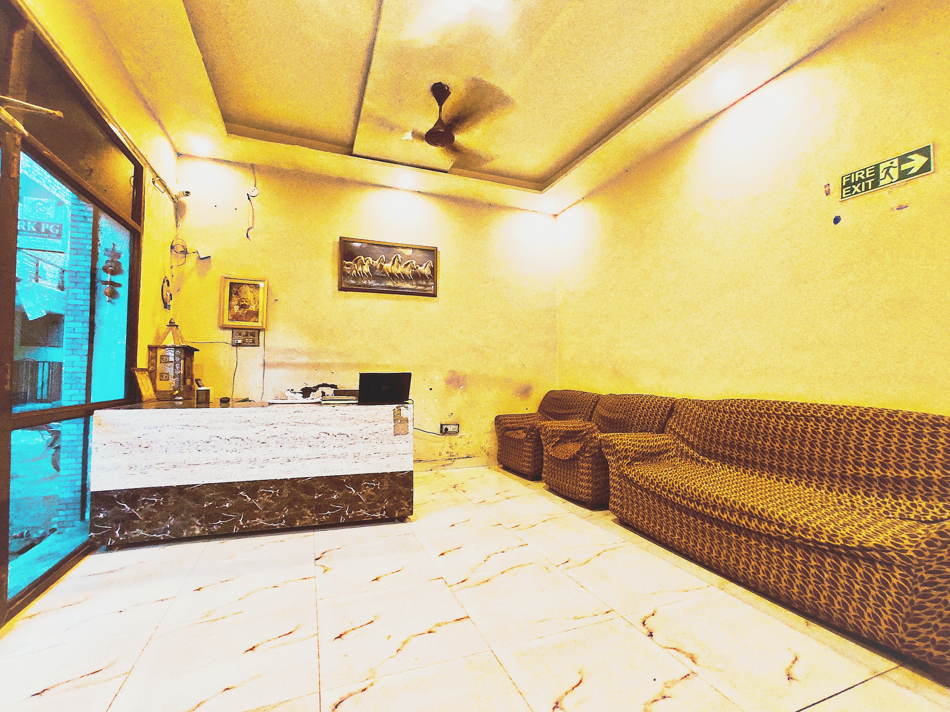 CRYSTAL HOMESTAY - Tap to explore photos