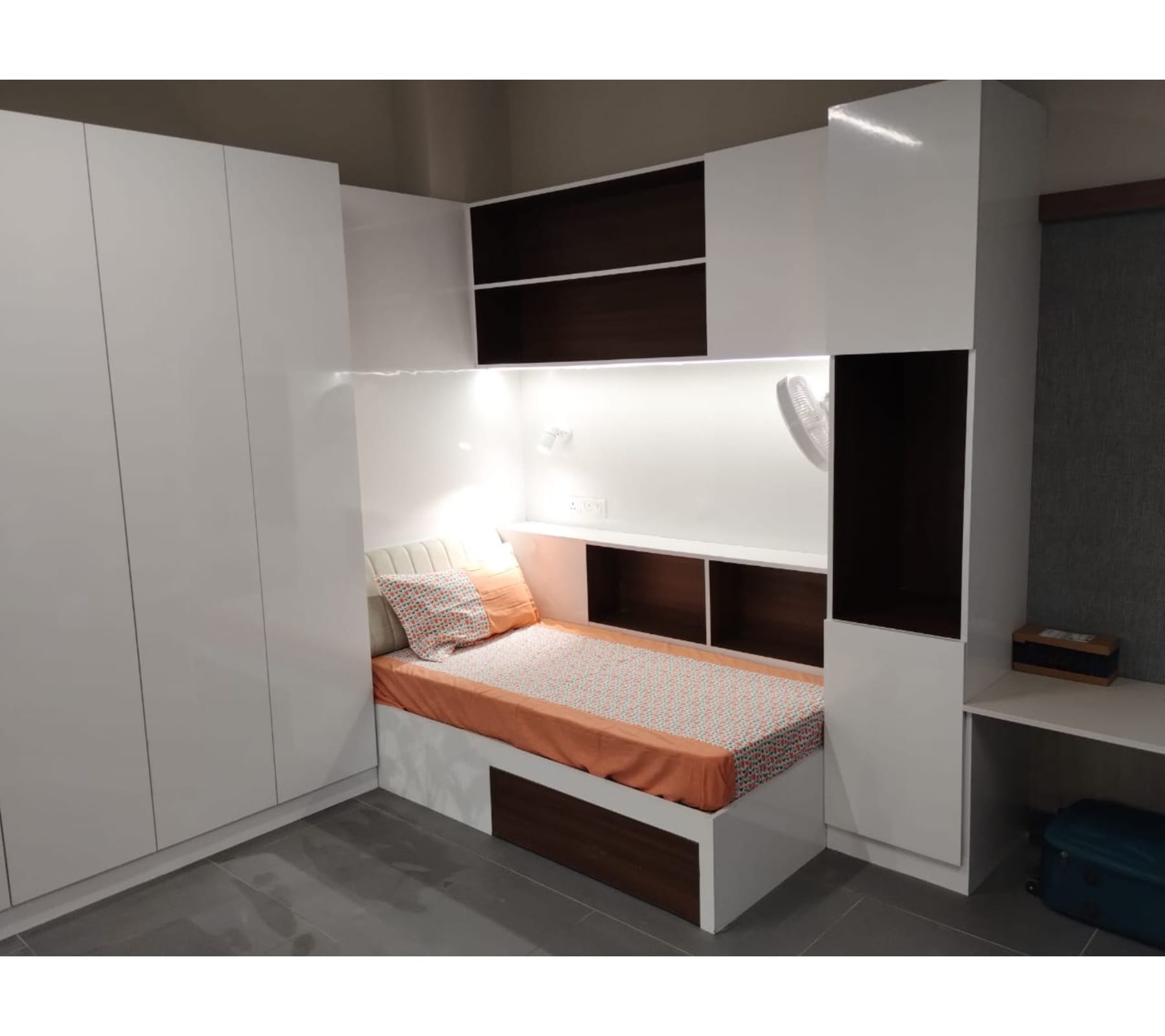 Commune Pods City centre || Dorms & Hostel - Tap to explore photos