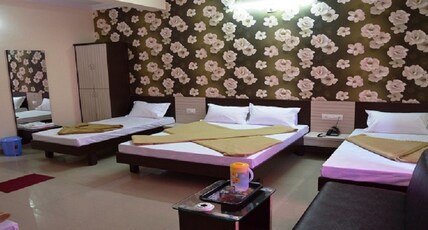 Hotel Paras Residency Room Type - Deluxe Family Bed Ac- Room (6ppl) Hotel Paras Residency Room Type - Deluxe Family Bed Ac- Room (6ppl)