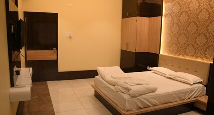 Hotel LN Plaza Room Type - Deluxe Room AC