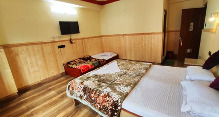 Hotel Red Cherry  Room Type - Double Bedroom Pyne view