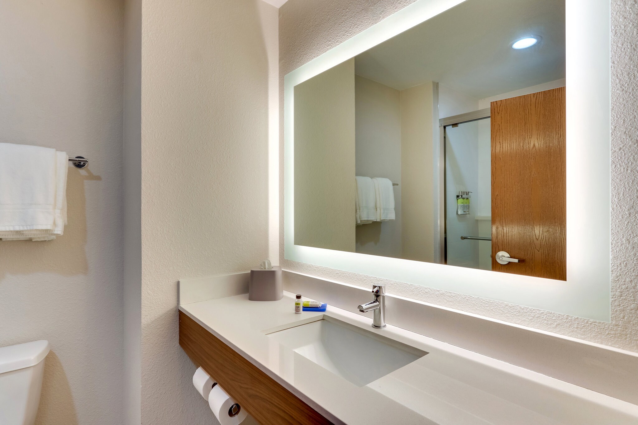 Holiday Inn Express Lake Worth NW Loop 820 - Tap to explore photos