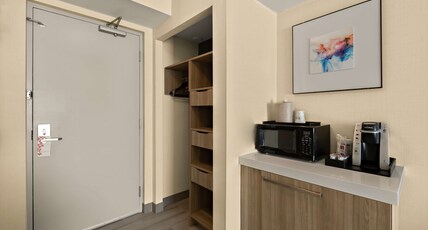 Hilton Garden Inn Williamsburg Room Type - 1KNG MOB HEARING ACC W TUB