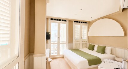 The Opera House Chinatown- Newly Renovated Room Type - Director Room with Window or Balcony