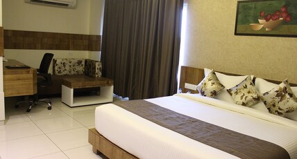 Hotel Blue Lagoons Fatehgunj Room Type - SUPER DELUXE ROOM