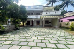 VAR - Sea Haus: AC 4BHK, 9 min walk to beach