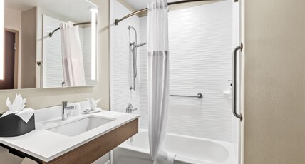 Holiday Inn Express and Suites Hotel - Pauls Valley Room Type - 1 King 1 Bedroom Suite Mobil Access Tub