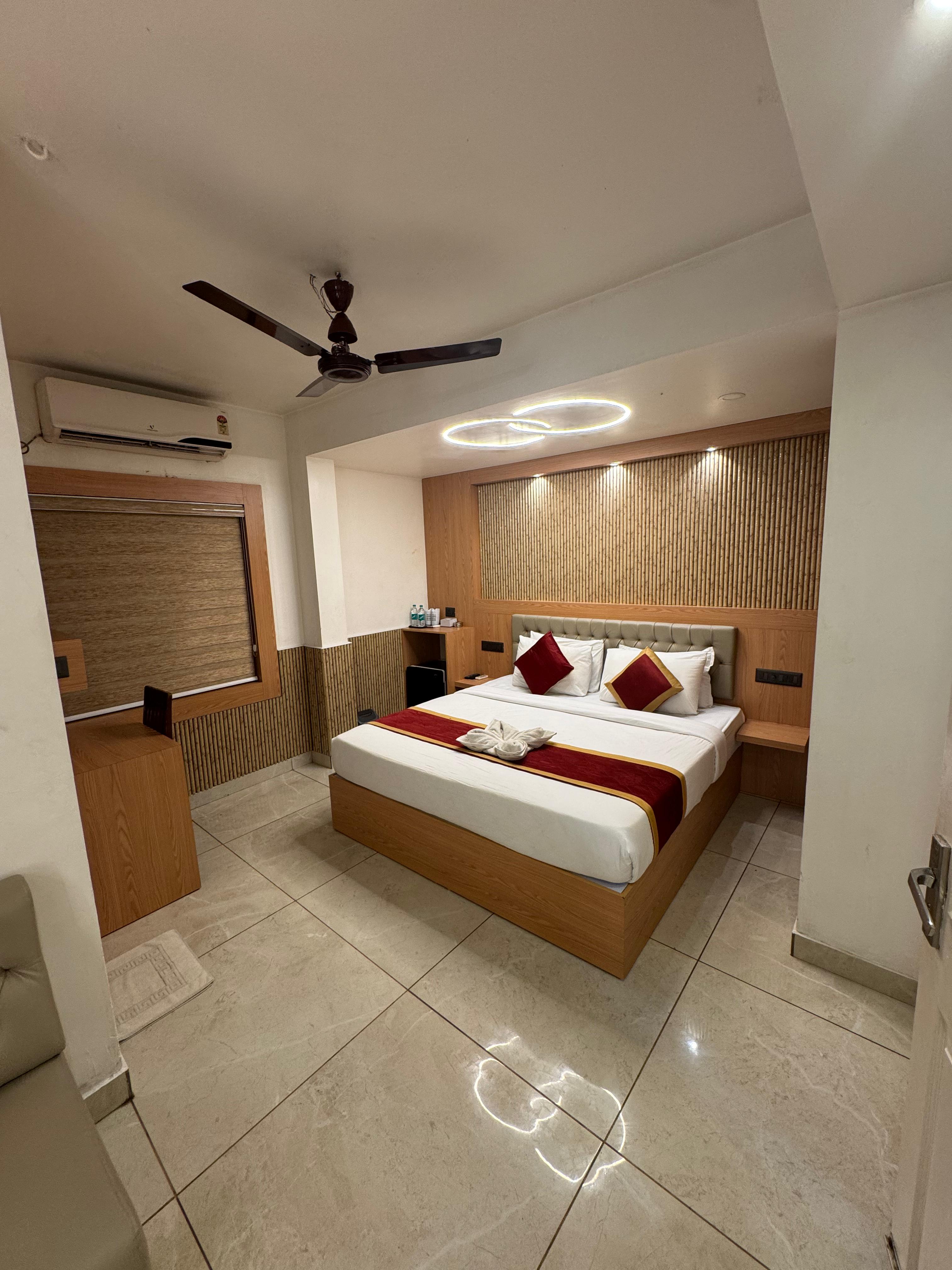 Hotel Feathers - Tap to explore photos