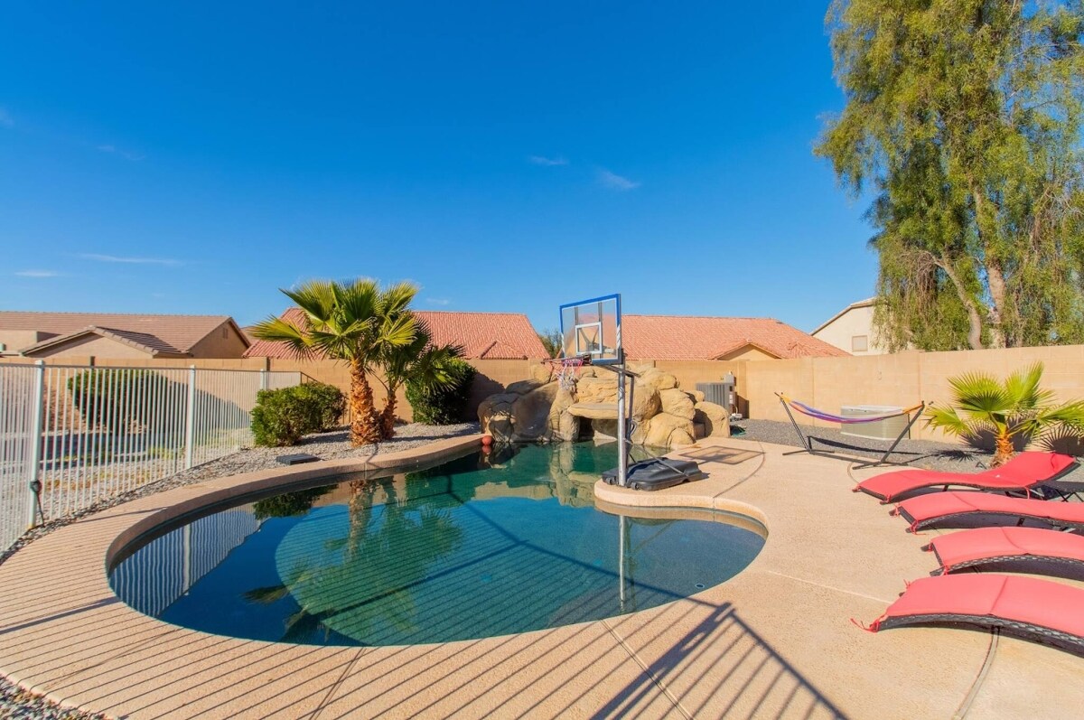 Heated Pool Mini Golf  Huge Backyard  King Bed - Tap to explore photos