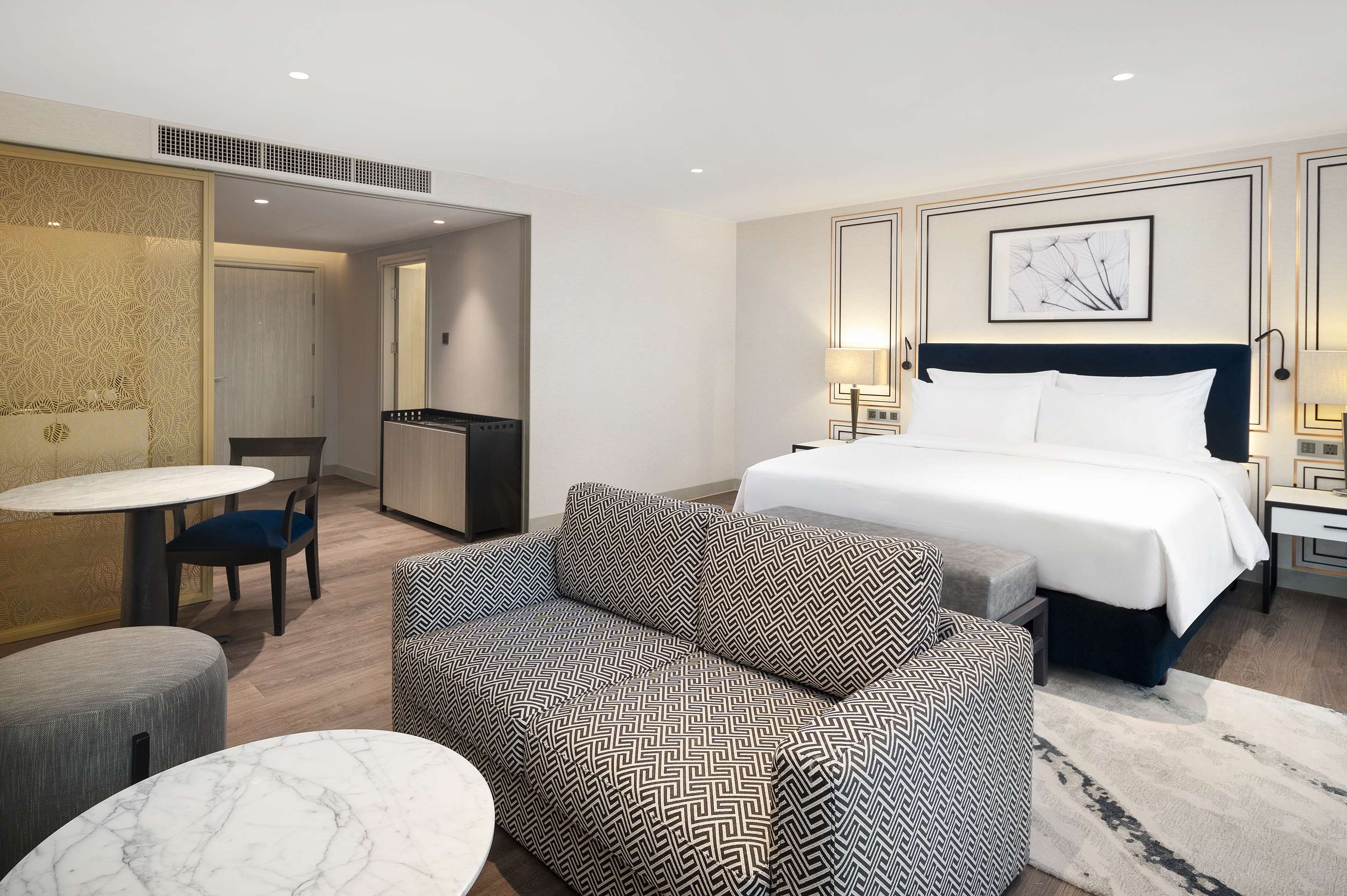 Radisson Hotel Chateau De Bangkok - Tap to explore photos