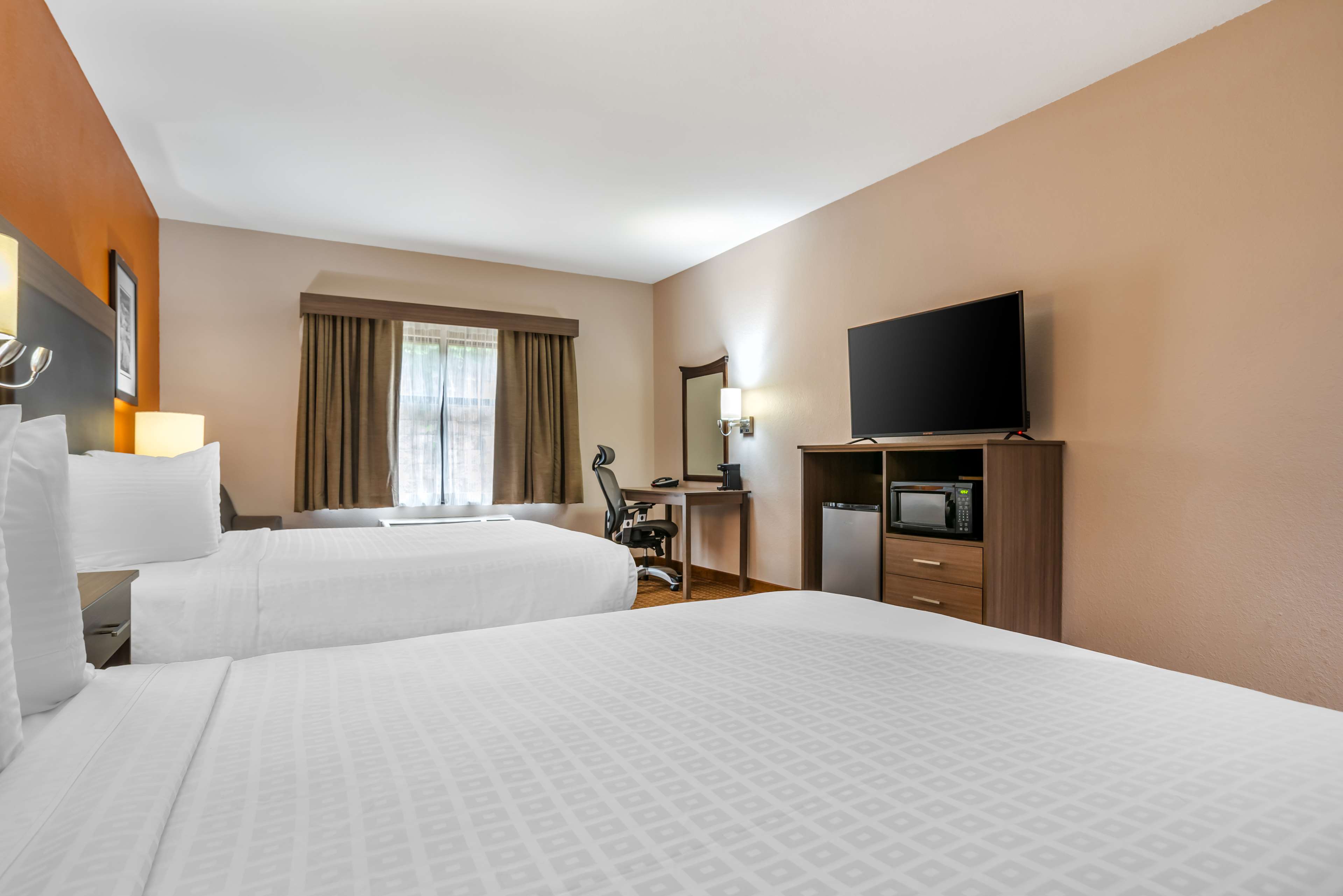 Best Western Plus Circle Inn - Tap to explore photos