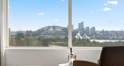 Holiday Inn Potts Point Sydney Room Type - 1 King 1 Bedroom Suite Harbour View