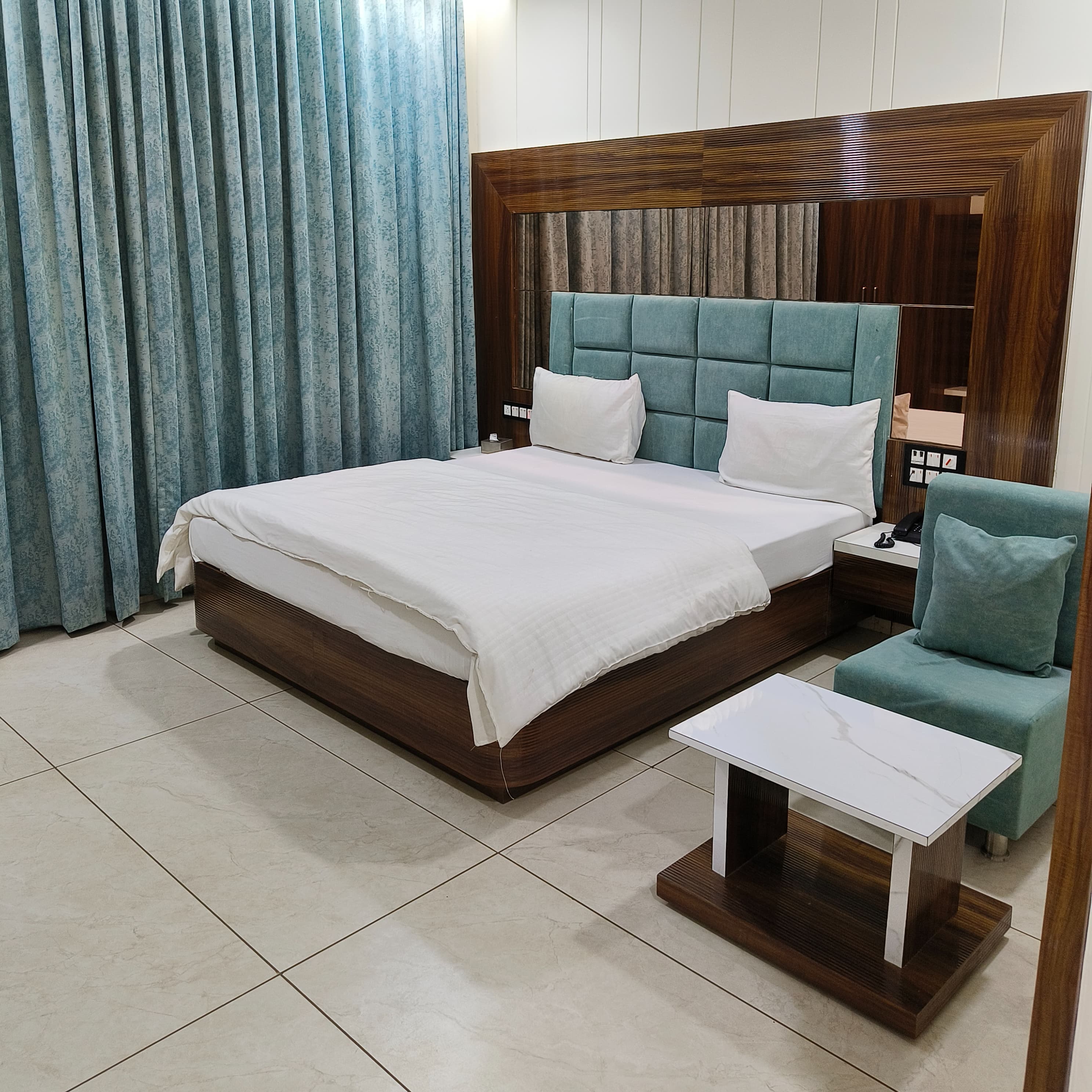 HOTEL METRO ROOMS - Tap to explore photos