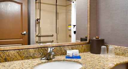 Holiday Inn Express Hotel & Suites Billings Room Type - 2 Queen 1 Bedroom Suite Mobil Access Tub
