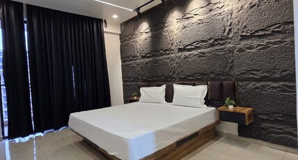 OMEX HAZRATGANJ Room Type - Bedroom