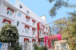 Hotel O Raas Near Hira Sweet