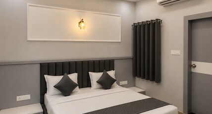 Hotel Nainas Palace Room Type - Deluxe Double Bed Room