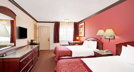 Ramada by Wyndham Pasadena Room Type - 2 Queen Beds, Deluxe Room, Non-Smoking