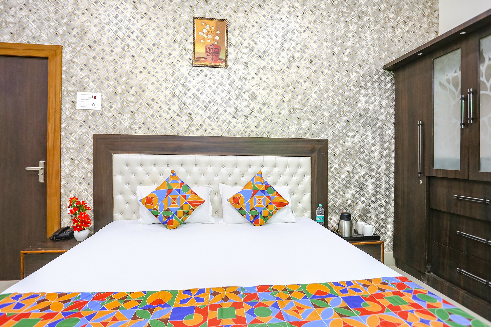 Via Aditya Guest House - Nr. Dasaswamedh Ghat - Tap to explore photos