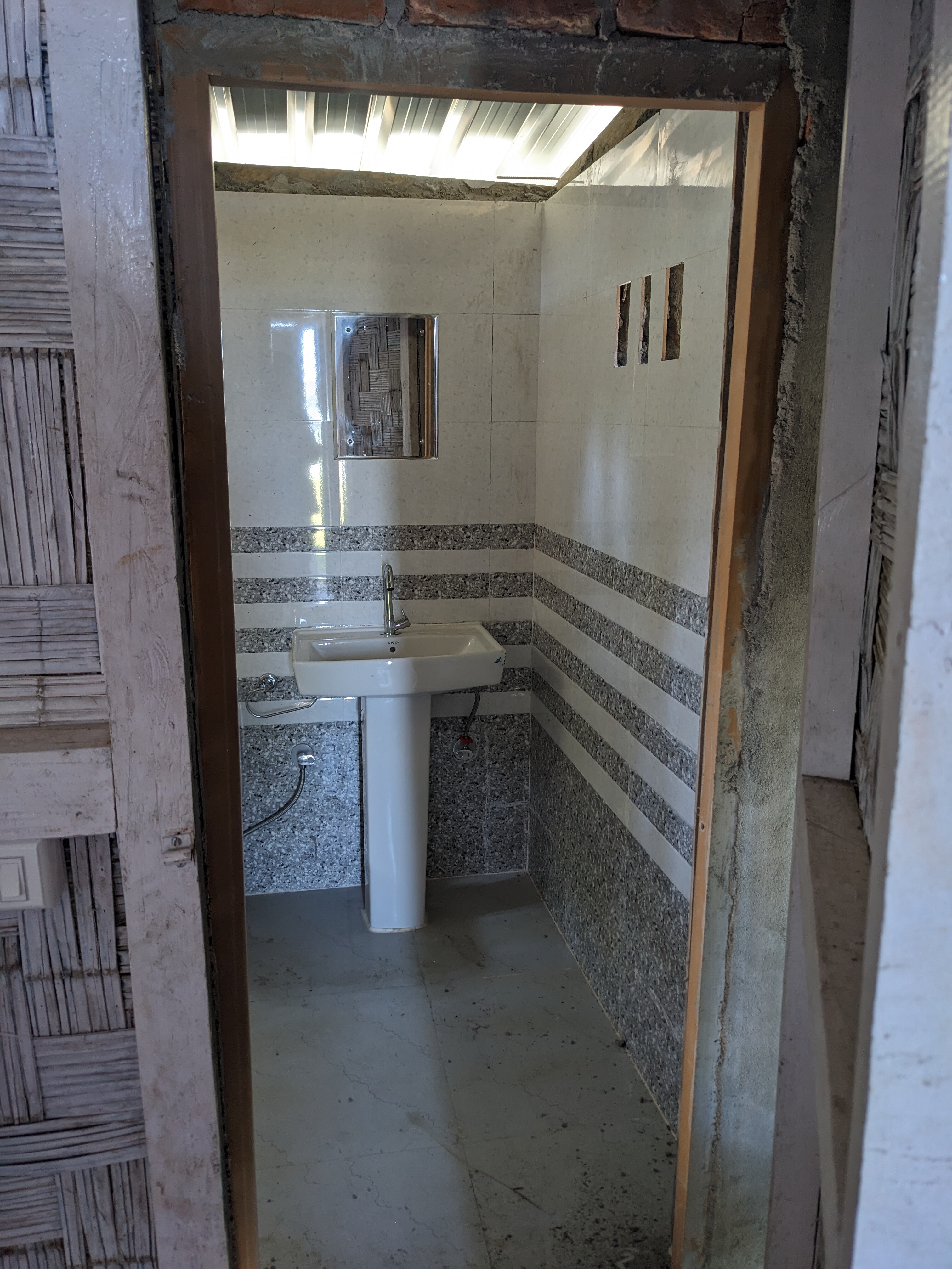 Koje Matgo - Tap to explore photos