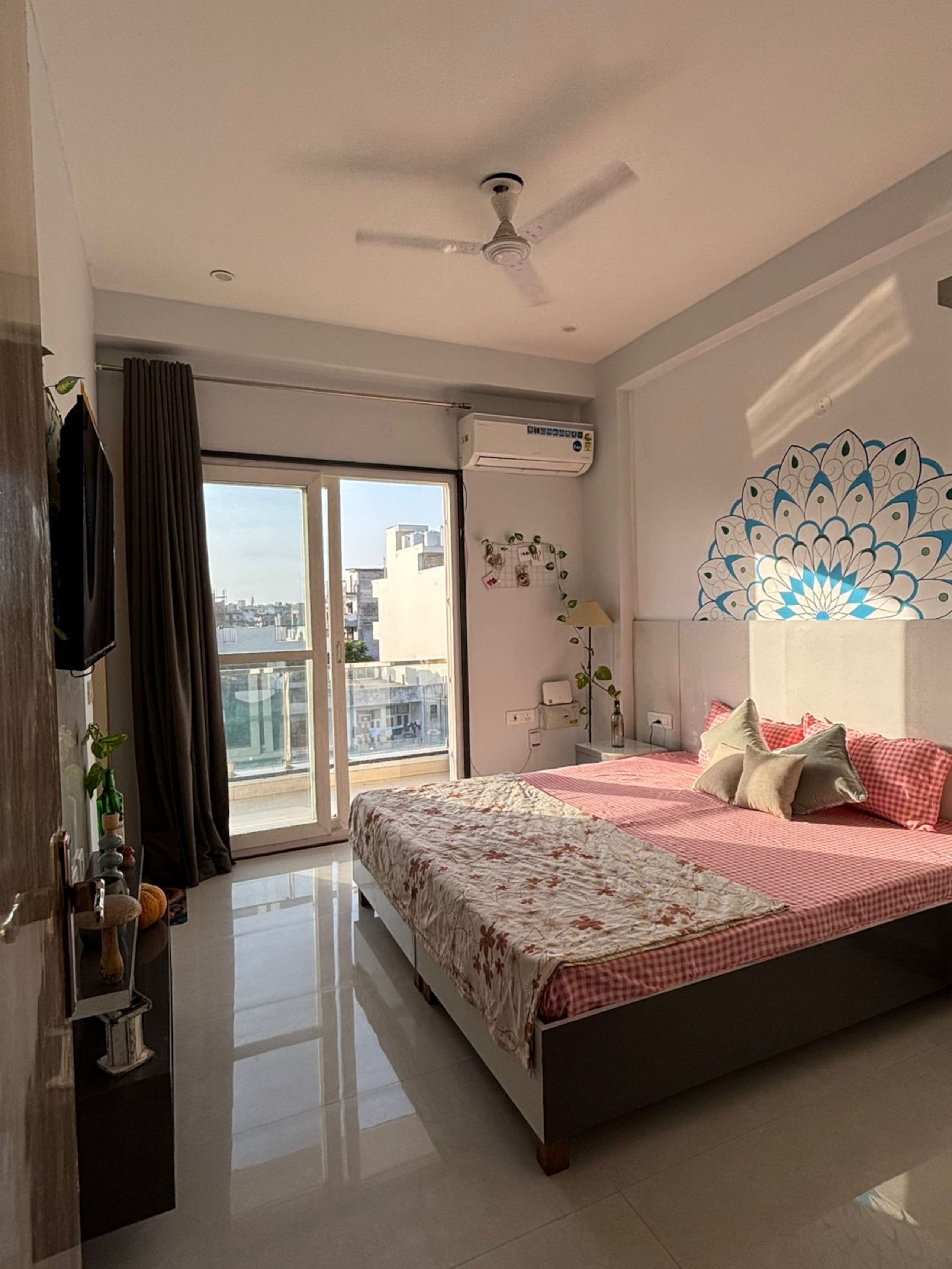 Contradiction Premium 1BHK near Huda Sector 45 - Tap to explore photos