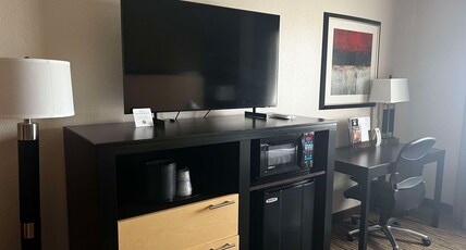 Best Western Plus Landmark Hotel Room Type - 2 Queen Beds, Non-Smoking, Pet Friendly Room, Microwave And Refrigerator, Full Breakfast