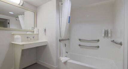 HAMPTON INN RALEIGH GARNER Room Type - 2QN MOB HEARING ACC TUB NS