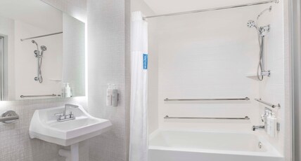 Hampton Inn by Hilton Olathe Room Type - 1 KNG ACCESSIBLE TUB NS