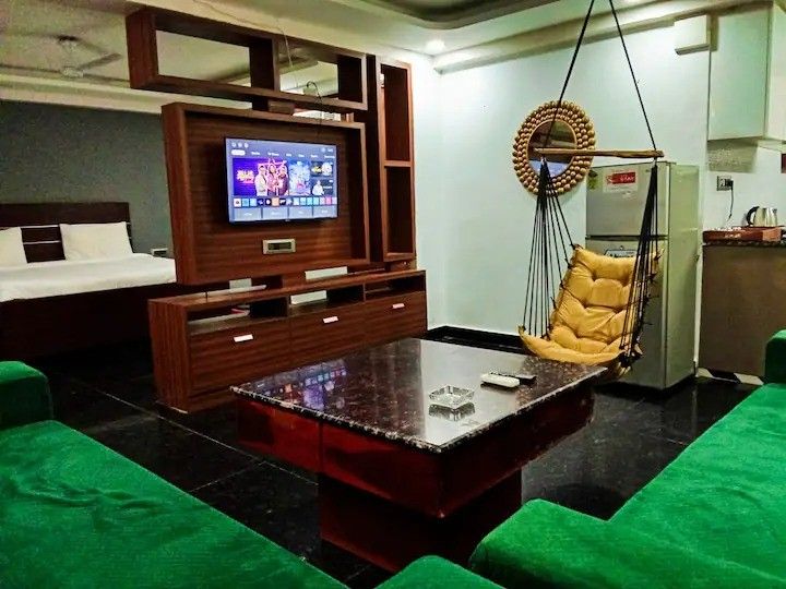 Instay 2729 l 1BHK Comfort Apt - Tap to explore photos