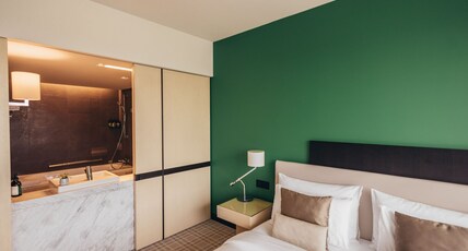 Crowne Plaza GENEVA Room Type - 1 King Premium Club Lounge Access