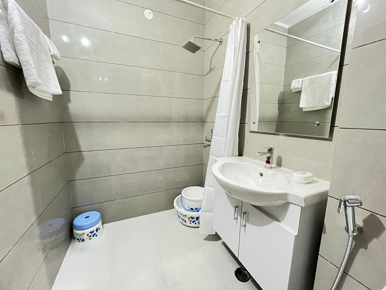 BedChambers LUXE Apartments @Medanta Medicity - Tap to explore photos