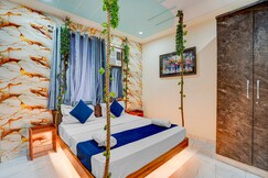 Thehrav Apartment at Kailash Puri
