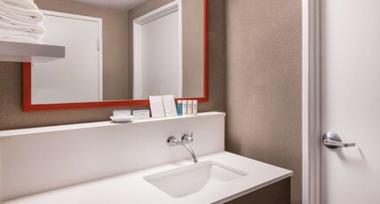 Hampton Inn Phoenix Airport North Room Type - 1 KING W  WET BAR NONSMOK